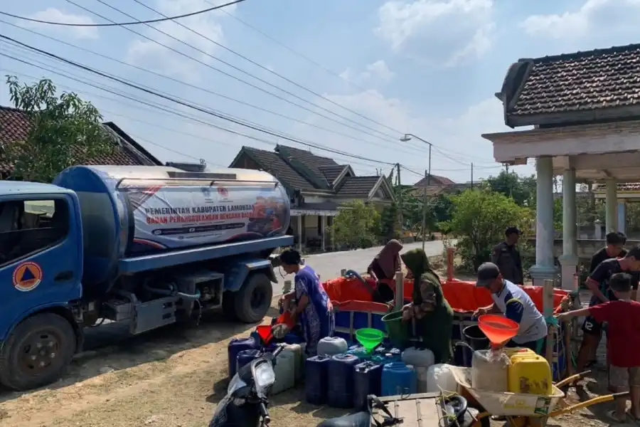Petugas mendistribusikan air bersih untuk warga korban kekeringan di Lamongan
