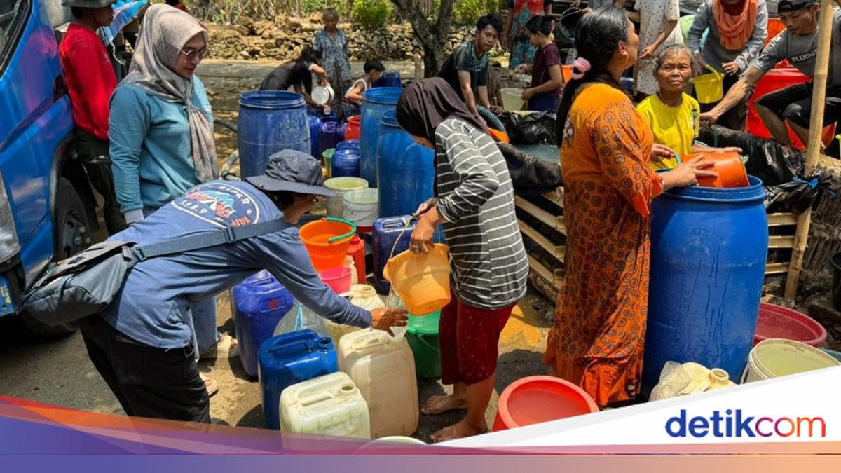 Petugas mendistribusikan air bersih untuk warga korban kekeringan di Trenggalek