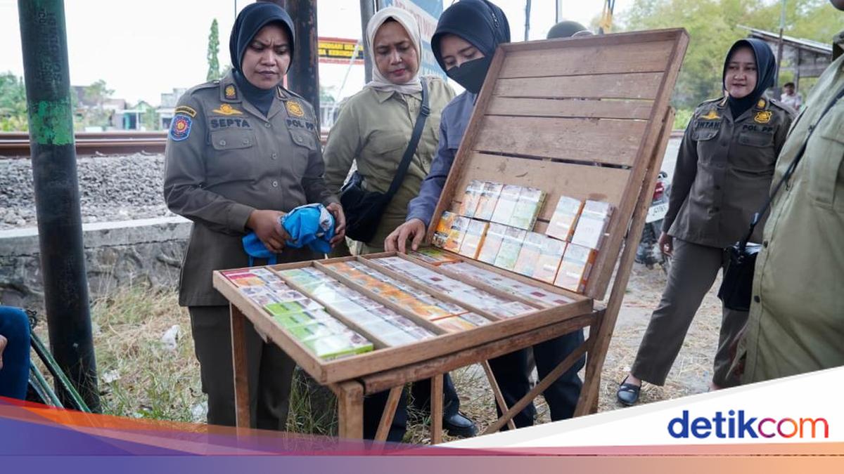 Petugas menunjukkan rokok ilegal yang diamankan di Lamongan