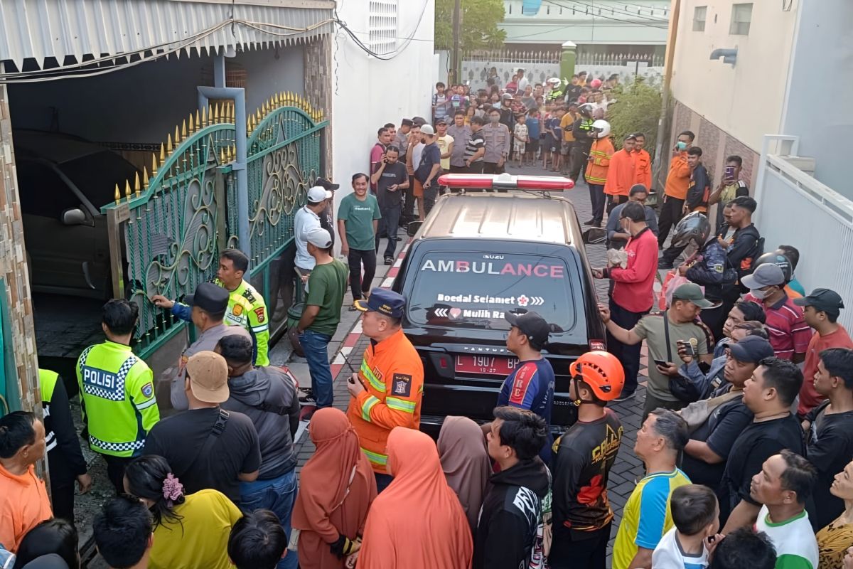 Petugas pemadam kebakaran melakukan pembasahan di lokasi rumah terbakar di Simorejo Surabaya