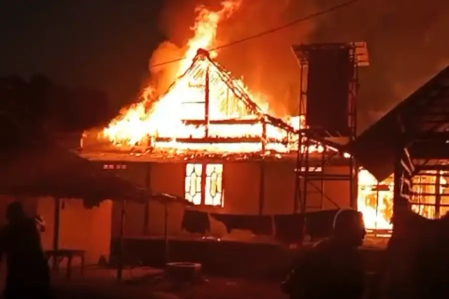 Petugas pemadam kebakaran memadamkan empat rumah perajin tempe di Ngawi yang terbakar