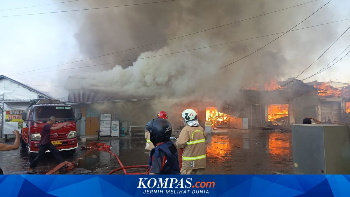Petugas pemadam kebakaran memadamkan sisa api di Pasar Kepulungan Pasuruan