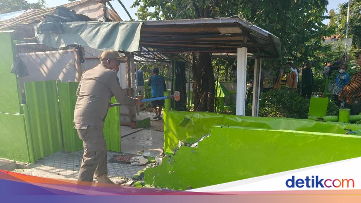 Petugas Satpol PP Gresik membongkar makam keramat fiktif Joko Umbaran di Cerme Kidul