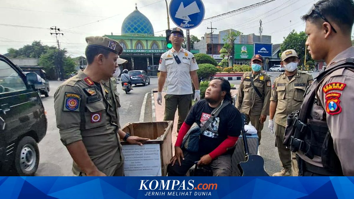 Petugas Satpol PP Kota Blitar saat menggelar razia penertiban pengamen dan pengemis