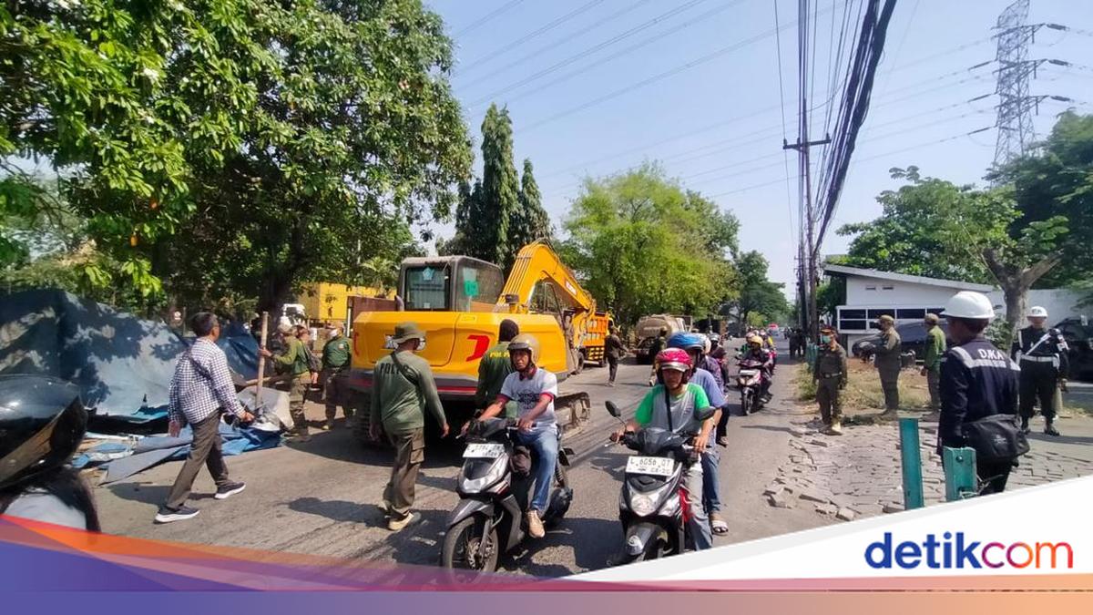 Petugas Satpol PP Sidoarjo membongkar bangunan liar di frontage road Waru