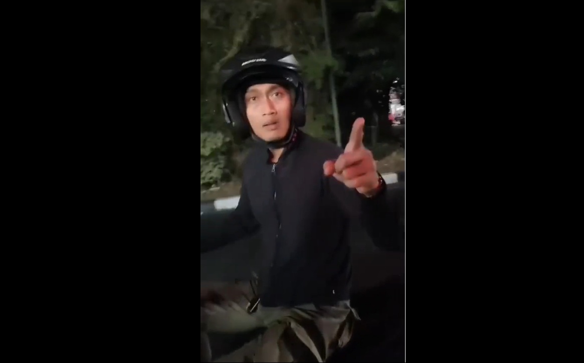 Petugas Satpol PP Surabaya saat menjalankan tugas pengawasan di jalan raya