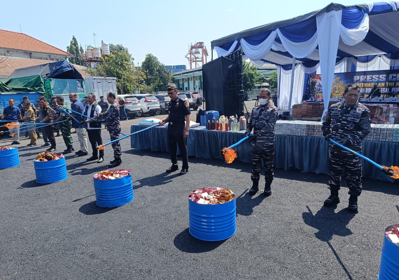 Petugas TNI AL memusnahkan barang bukti rokok ilegal dan pupuk subsidi di Surabaya