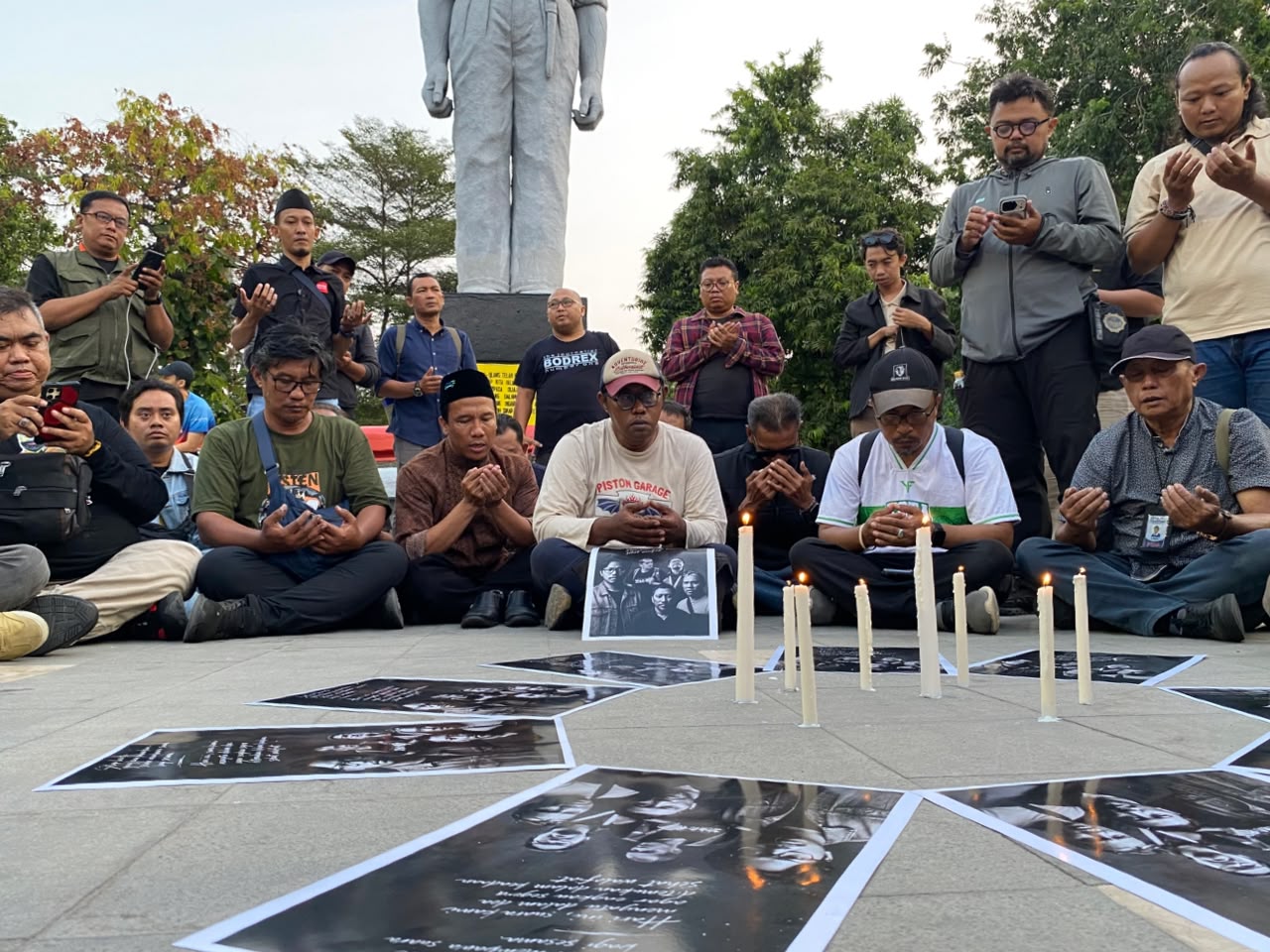 PFI Surabaya menyalakan lilin dan doa bersama untuk jurnalis hilang di Selat Sunda