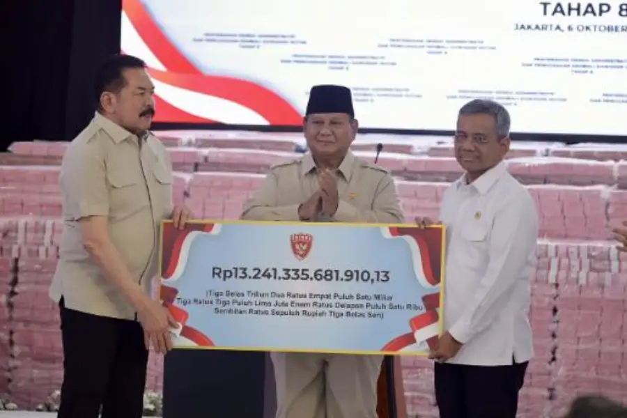 Presiden Prabowo Subianto menyaksikan penyerahan denda administratif kawasan hutan oleh Satgas PKH