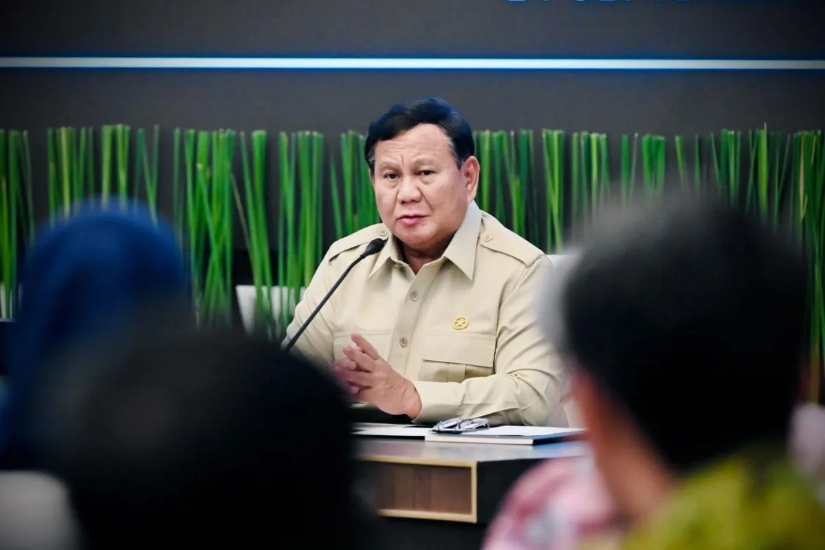 Presiden Prabowo Subianto saat memberikan arahan dalam pertemuan dengan para pakar di Istana Merdeka