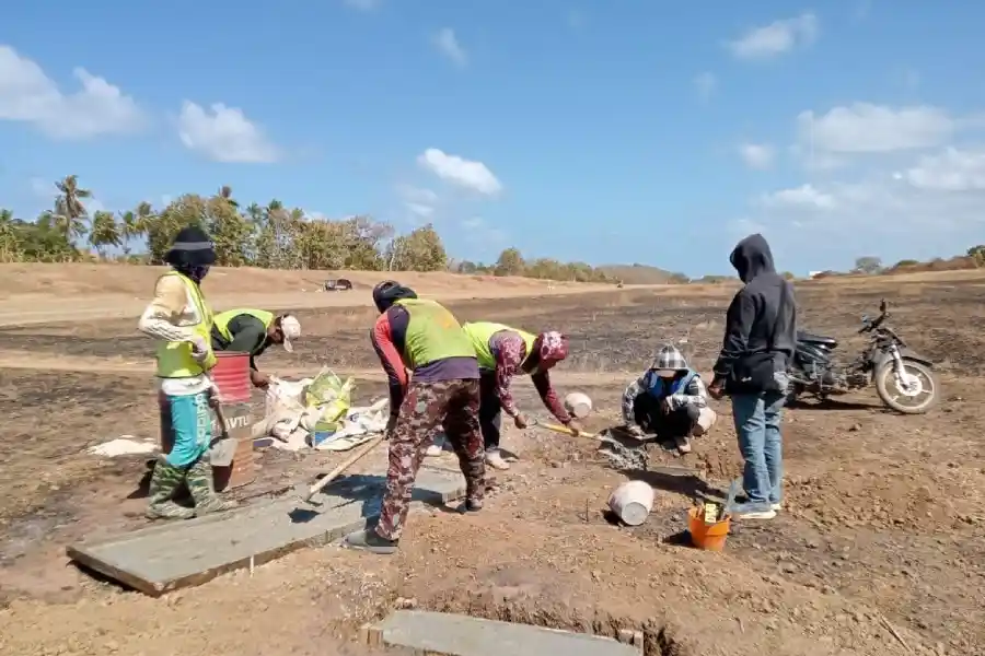 Proses pembangunan landasan pesawat Bandara Masalembu di Sumenep