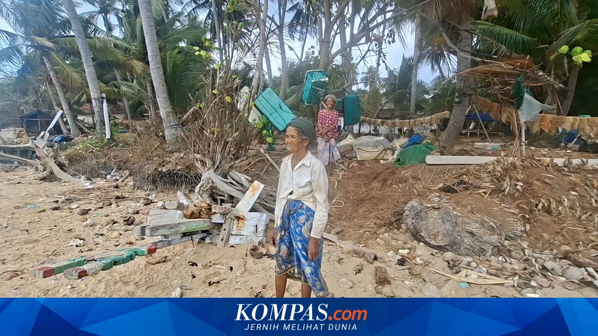 Usaha Atmina Hancur Disapu Gelondongan Kayu, Tangis Pecah di Sumenep