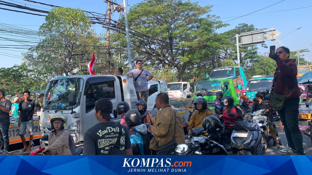 Ratusan sopir towing dan truk unjuk rasa di depan Kantor Pertamina Jatimbalinus