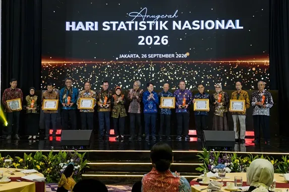 Rektor Unipdu Jombang menerima penghargaan nasional di Hari Statistik Nasional 2026