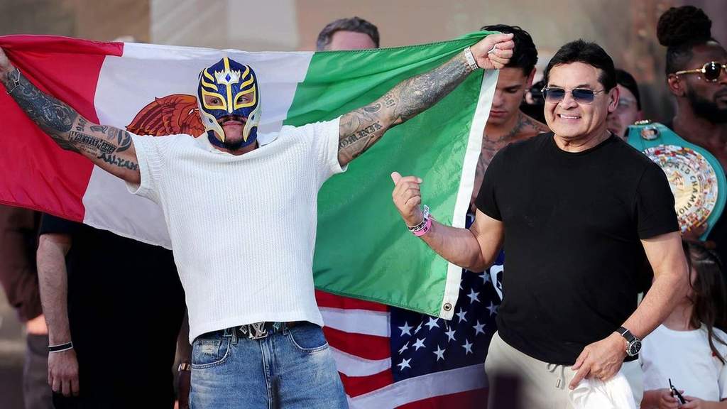 Rey Mysterio mendampingi Ryan Garcia menuju ring tinju dengan memakai penyangga leher