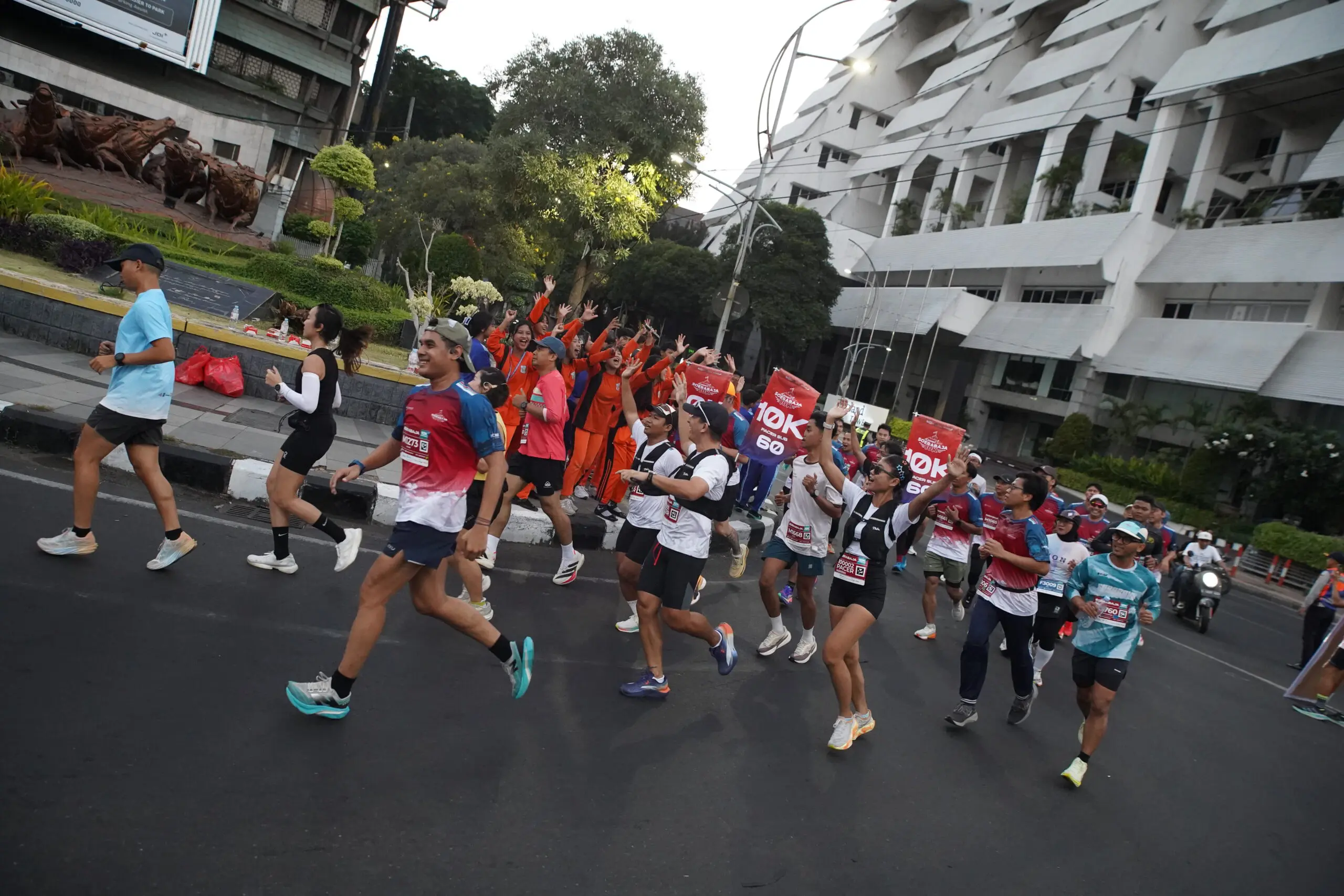 Ribuan pelari memadati ajang Bank Jatim JConnect Run Soerabaja 10K di Surabaya