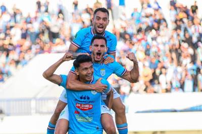 Selebrasi pemain Persela Lamongan saat membobol gawang PSBS Biak di Stadion Surajaya