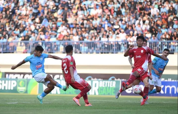 Selebrasi pemain Persela Lamongan saat menghadapi Persis Solo di Stadion Surajaya