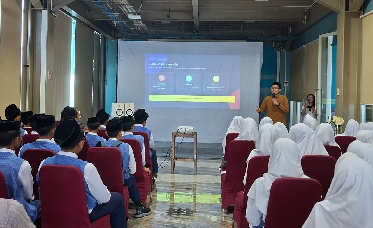 Siswa MTs Alif Laam Miim saat melakukan kunjungan edukasi jurnalistik di Suara Surabaya