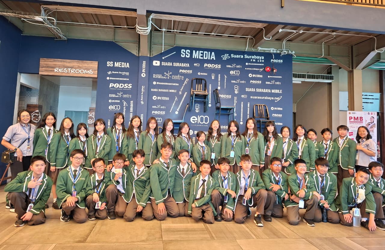 Siswa SMP Bunga Bangsa mengikuti pelatihan public speaking di Suara Surabaya Centre