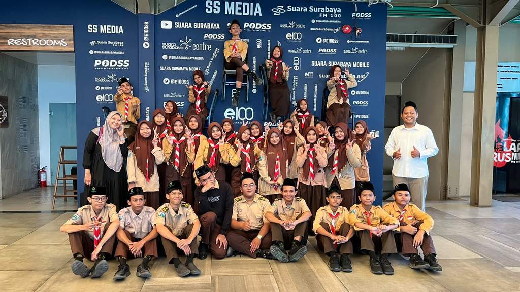 Siswa SMP SMA Islam Shafta Surabaya saat mengunjungi Suara Surabaya Centre