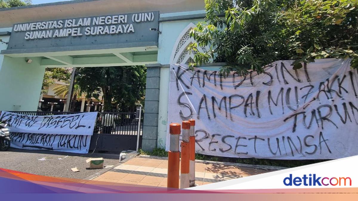 Suasana aksi mahasiswa UINSA Surabaya saat membuka segel kampus