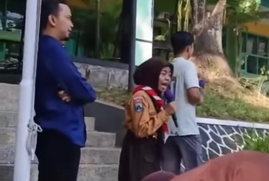 Suasana aksi protes wali murid dan siswa di SMPN 18 Malang