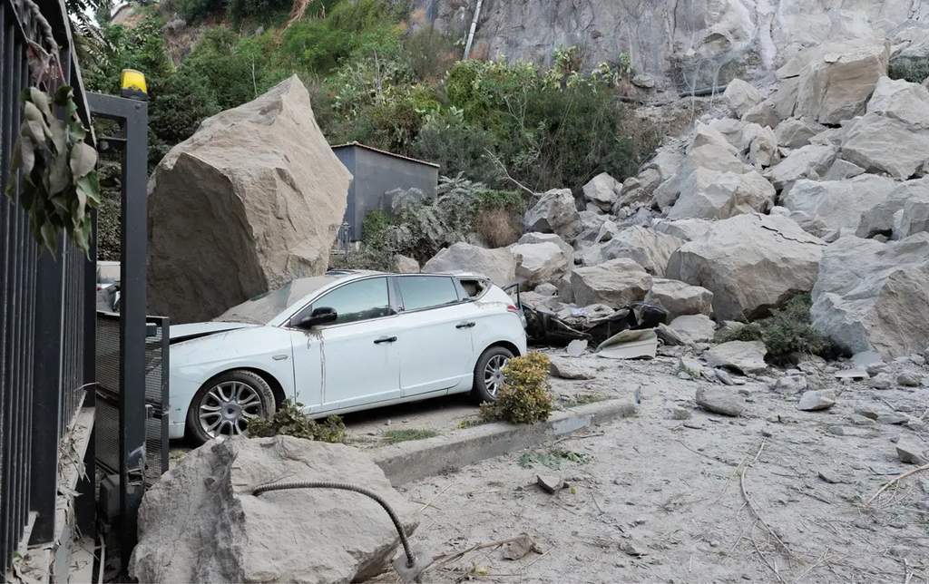 Suasana evakuasi warga setelah gempa magnitudo 4,7 mengguncang kawasan Naples Italia