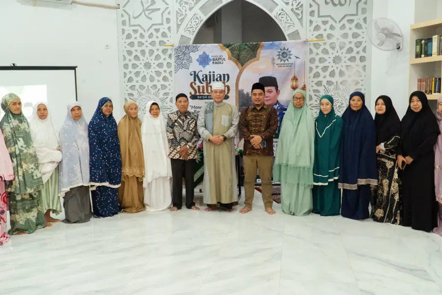 Suasana Kajian Subuh dan pembagian undian umrah di Masjid Baitul Fadli Surabaya