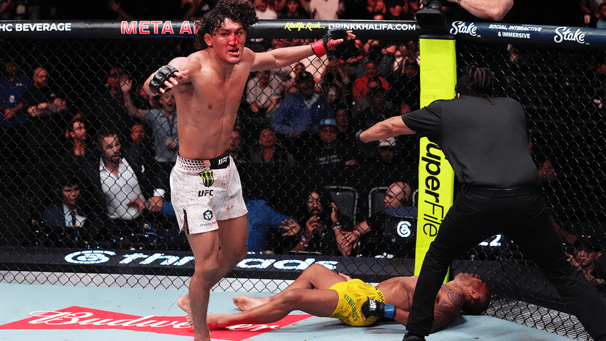 Suasana menegangkan saat petarung UFC Raoni Barcelos mendapatkan perawatan medis darurat di octagon