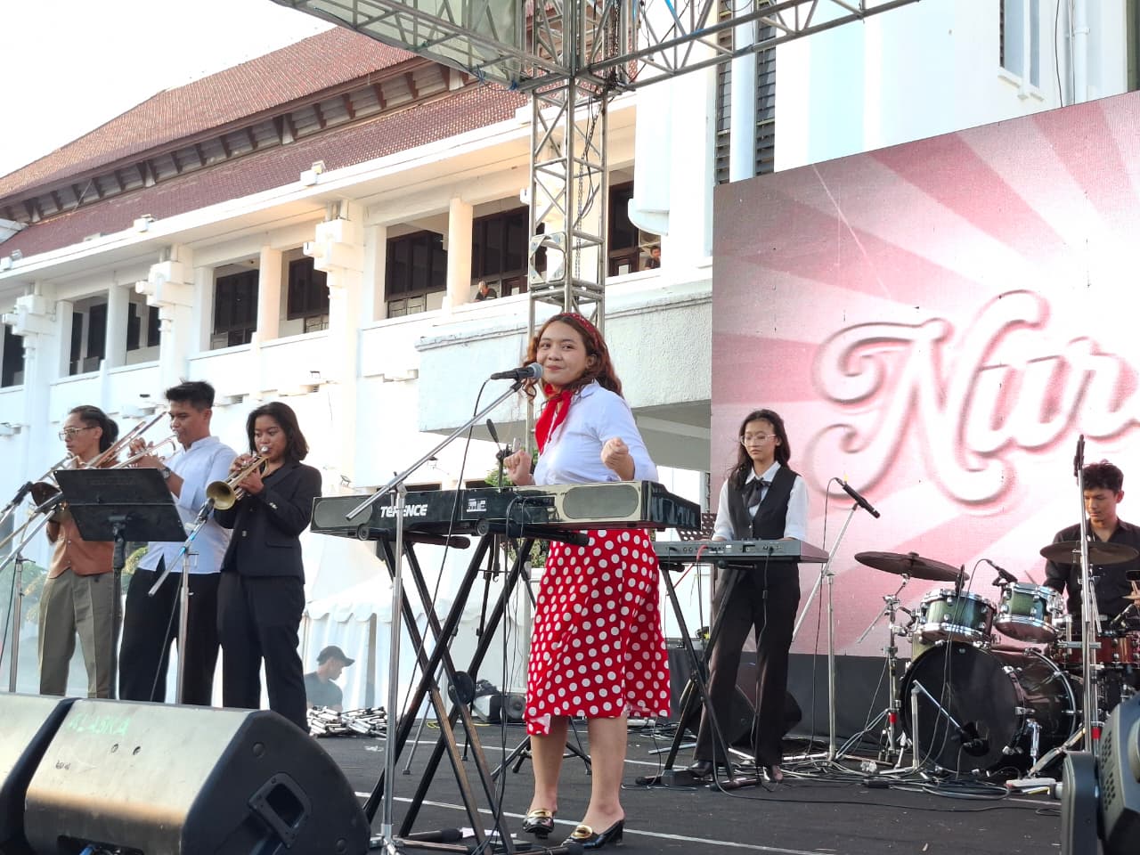 Suasana meriah Bank Jatim Soerabaja Festival di Halaman Balai Kota Surabaya