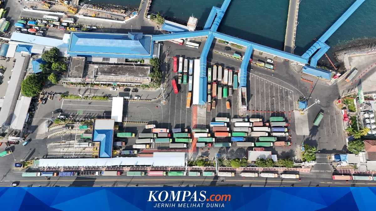 Suasana Pelabuhan Ketapang Banyuwangi saat aktivitas penyeberangan feri berlangsung