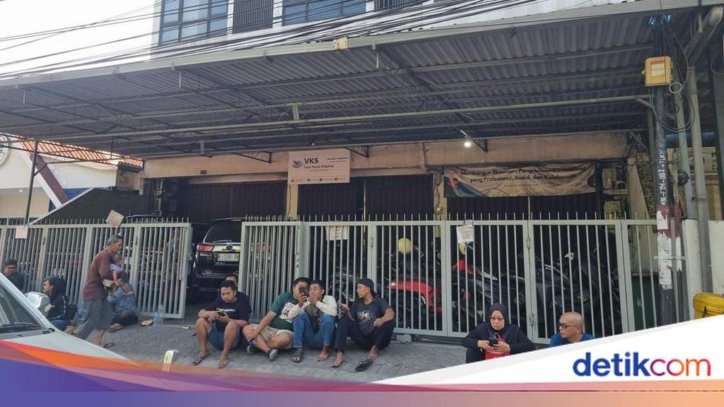 Suasana Pelabuhan Tanjung Perak Surabaya saat pencarian korban KM Virgo Transport