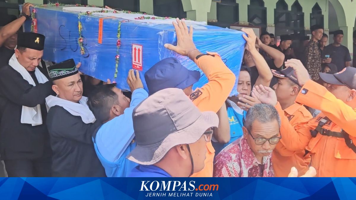 Suasana pemakaman jenazah korban KM Virgo di Madiun