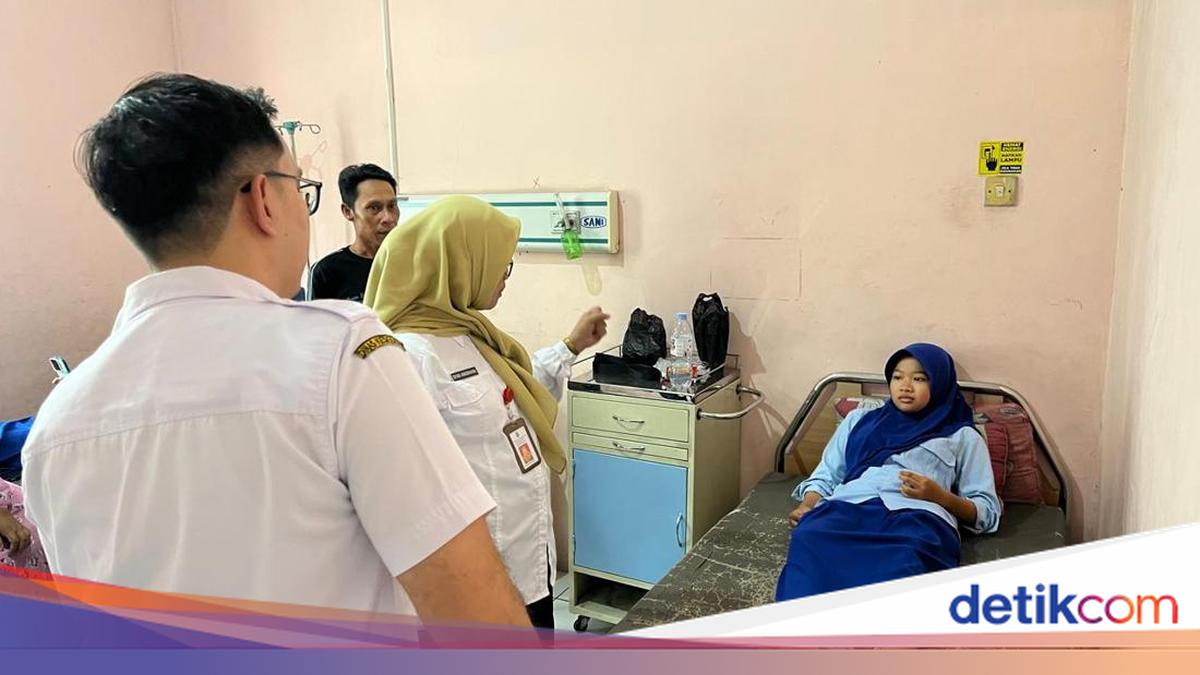 Suasana pemeriksaan kesehatan siswa korban keracunan di Mojokerto