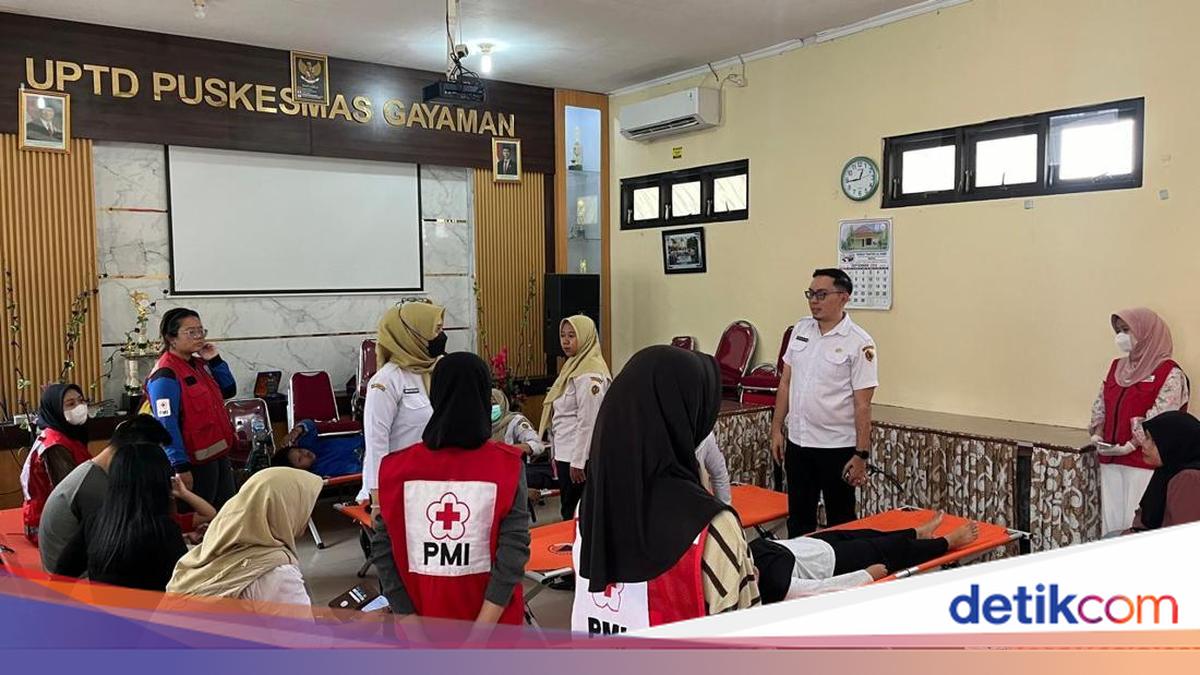 Suasana penanganan siswa SMPN 1 Mojoanyar yang diduga keracunan makanan di Mojokerto