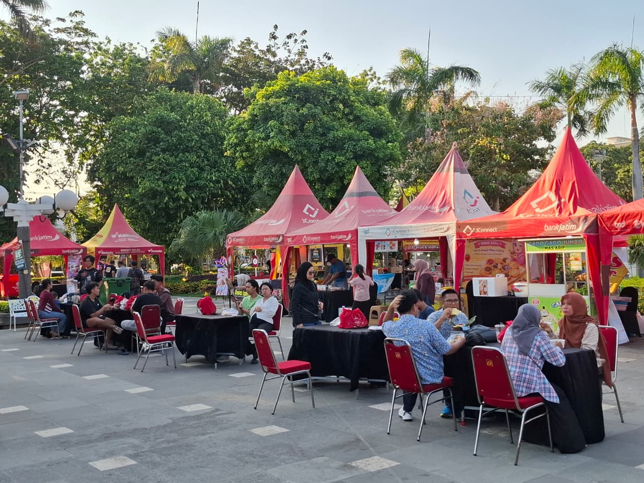 Suasana racepack collection Bank Jatim JConnect Run Soerabaja 10K di Balai Kota Surabaya