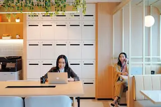 Suasana ruang kerja modern dan profesional di virtual office Surabaya