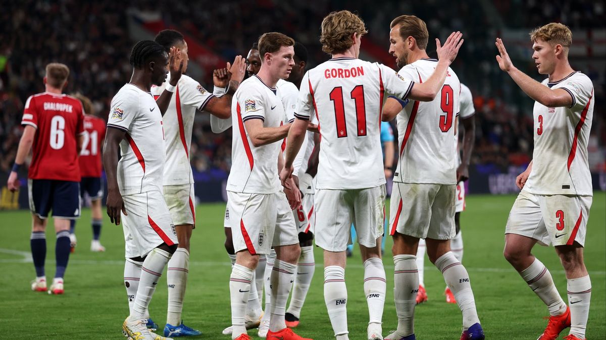 Suporter Timnas Inggris dan anak-anak memenuhi stadion dalam laga UEFA Nations League