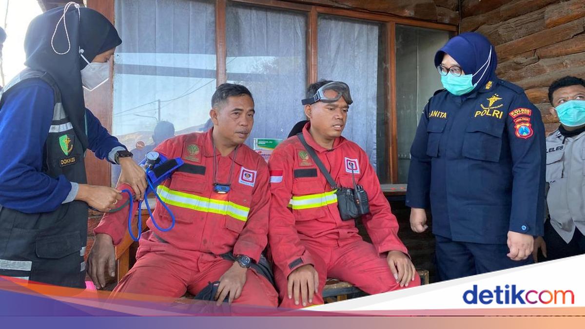 Tim Dokkes Polres Malang memeriksa kesehatan petugas pemadam karhutla di Gunung Bromo