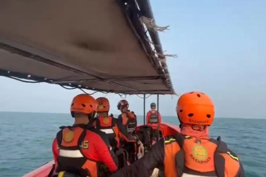 Tim SAR gabungan melakukan operasi pencarian korban hilang di perairan Selat Sunda