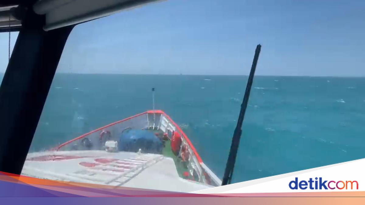 Tim SAR gabungan saat bersiap melakukan evakuasi korban Kapal Virgo Transport di tengah gelombang tinggi