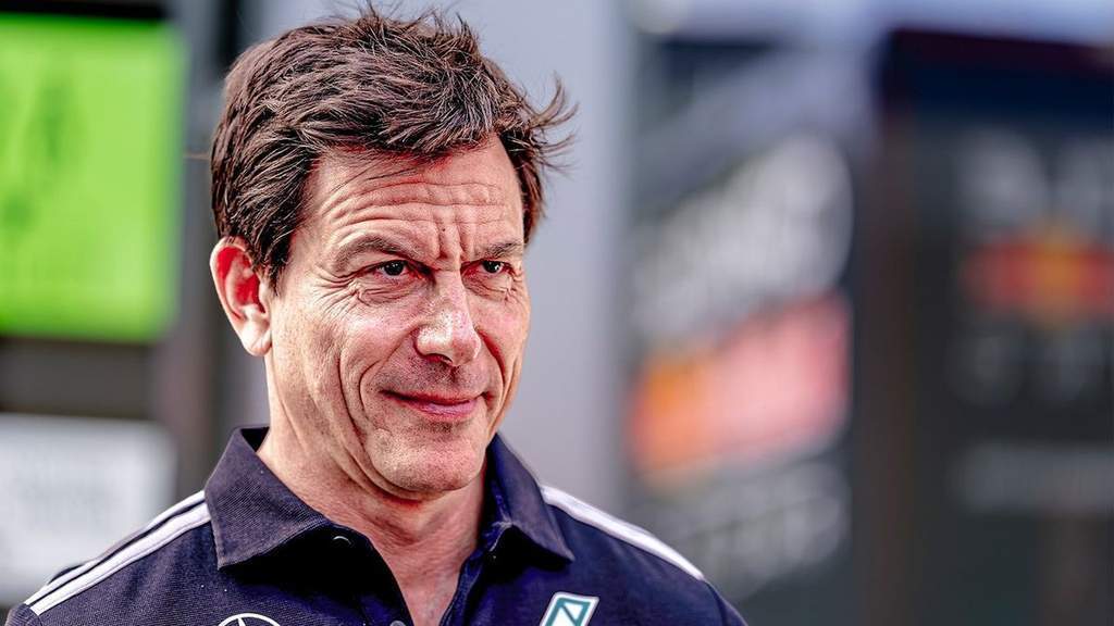 Toto Wolff dan mobil balap Mercedes di garasi Formula 1