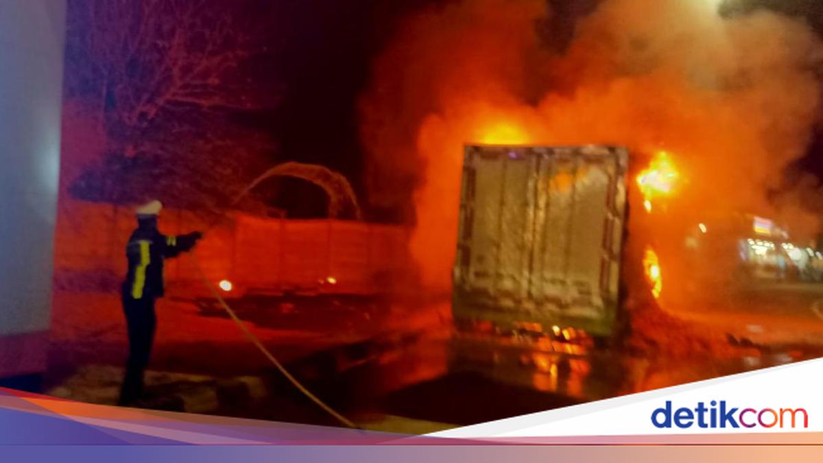 Truk boks muat 20 ton wortel ludes terbakar di Tol Jombang