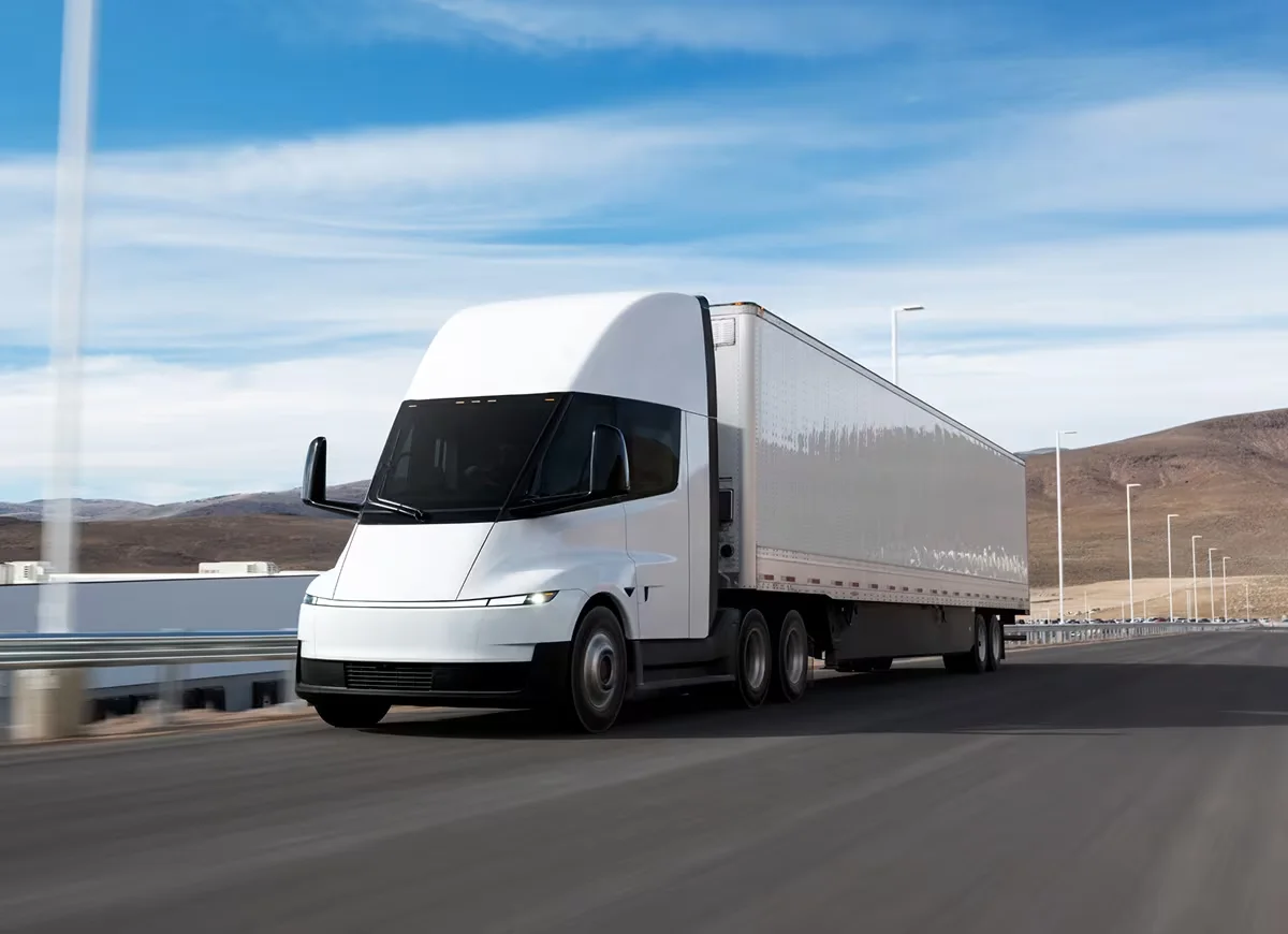 Truk listrik Tesla Semi melaju di jalan raya