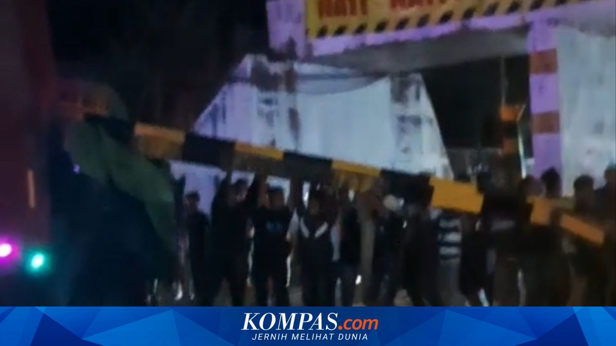 Truk menabrak portal pembatas viaduk kereta api di Banyuwangi
