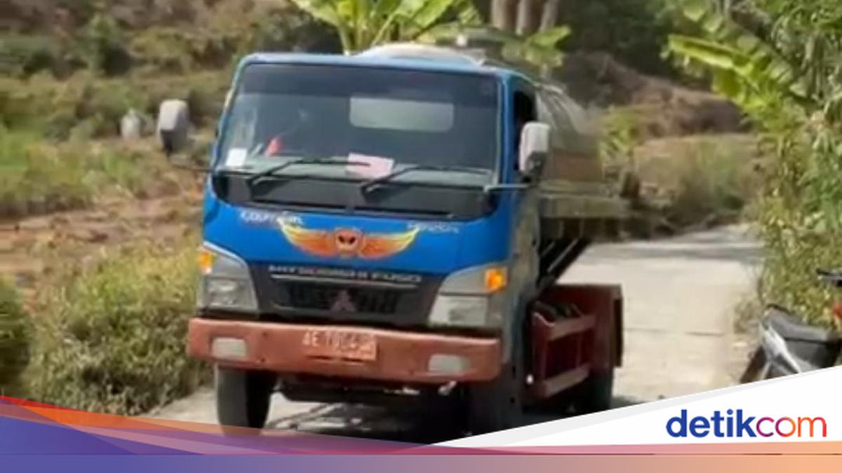 Truk tangki BPBD Ponorogo saat distribusi air bersih di wilayah kekeringan