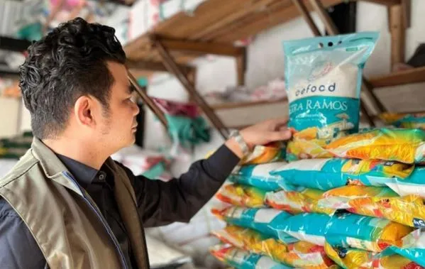 Tumpukan karung beras premium di gudang Perum Bulog Bojonegoro