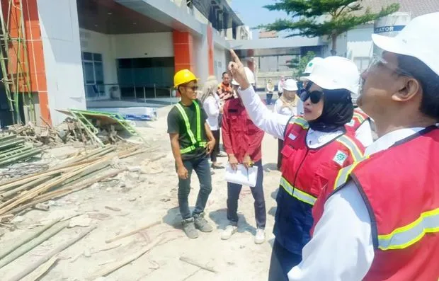 Wakil Bupati Sidoarjo Mimik Idayana saat melakukan sidak proyek pembangunan RSUD Sidoarjo Barat