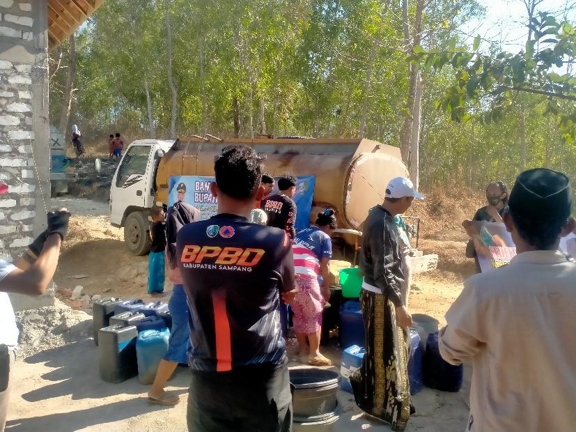 Warga antre mendapatkan bantuan distribusi air bersih dari BPBD di Sampang